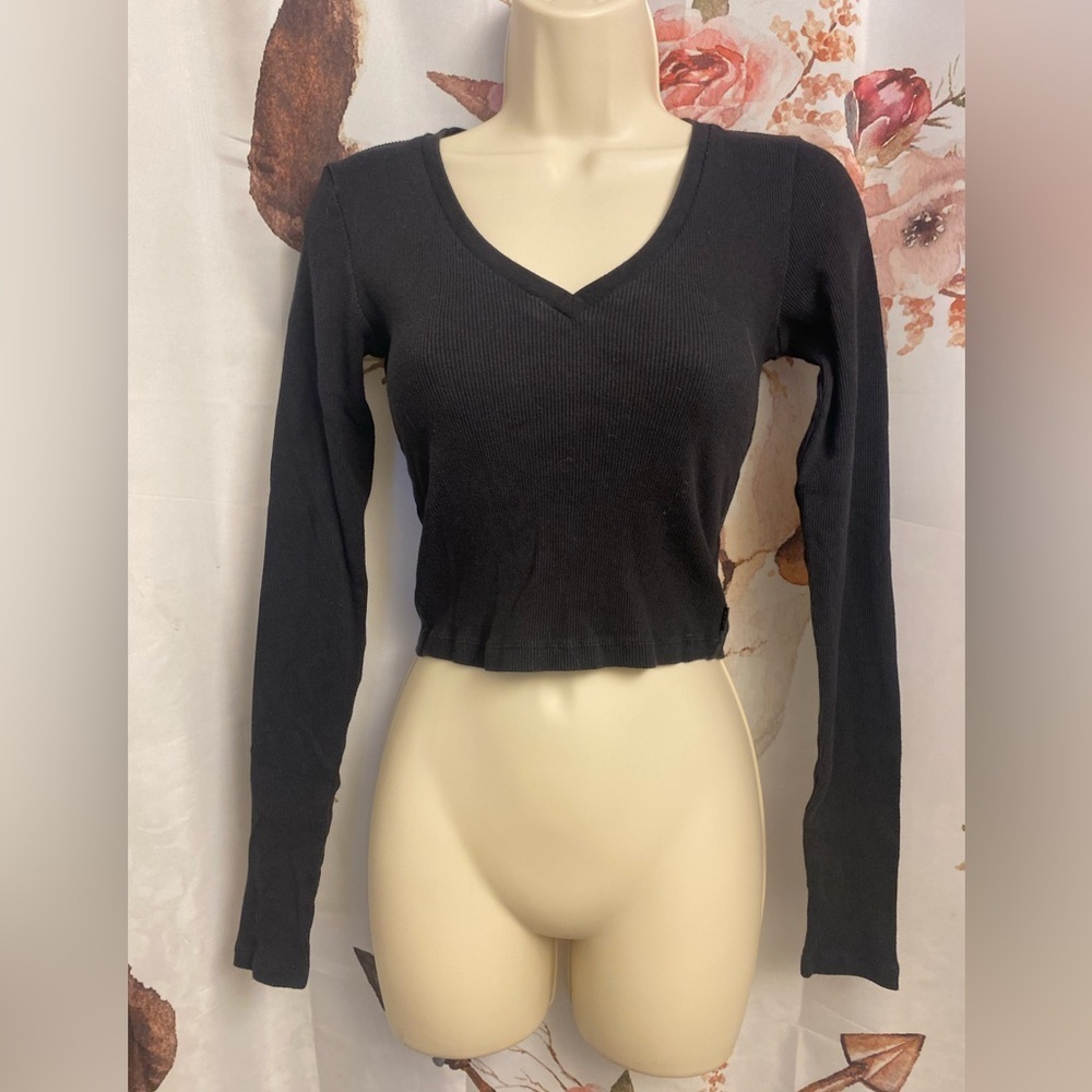 Small TNA Black V-Neck Long Sleeve crop Top​​​